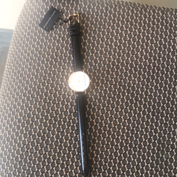 New. Authentic. Daniel Wellington
Petite Sheffield 28MM Leather Watch - Picture 3 of 6